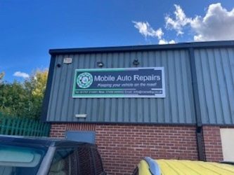 The Mobile Auto Repairs unit with its green sign on Oakney Wood Road